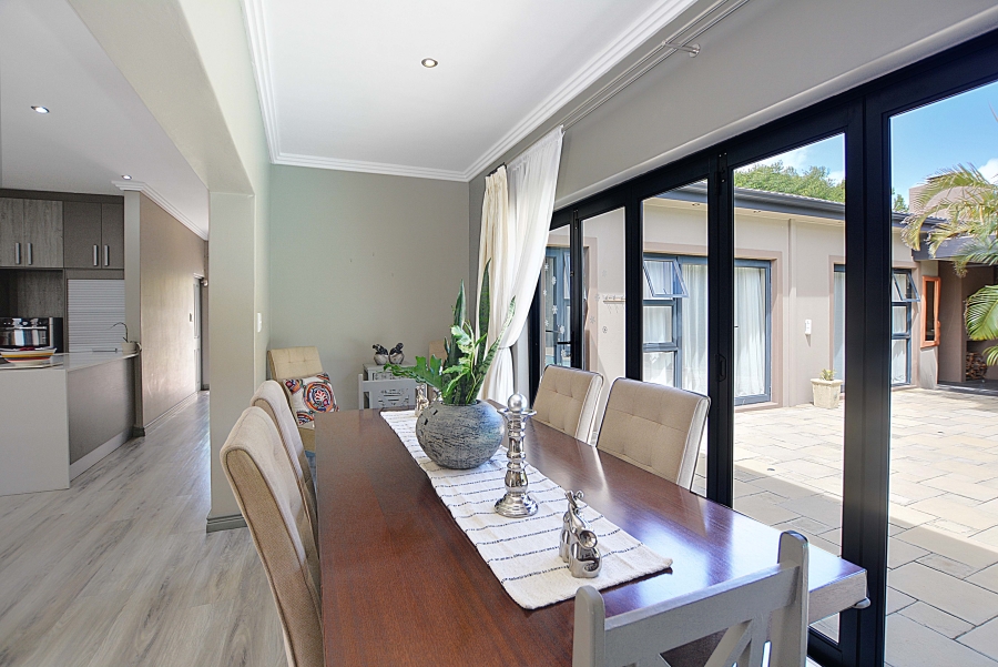 5 Bedroom Property for Sale in Flamingo Vlei Western Cape